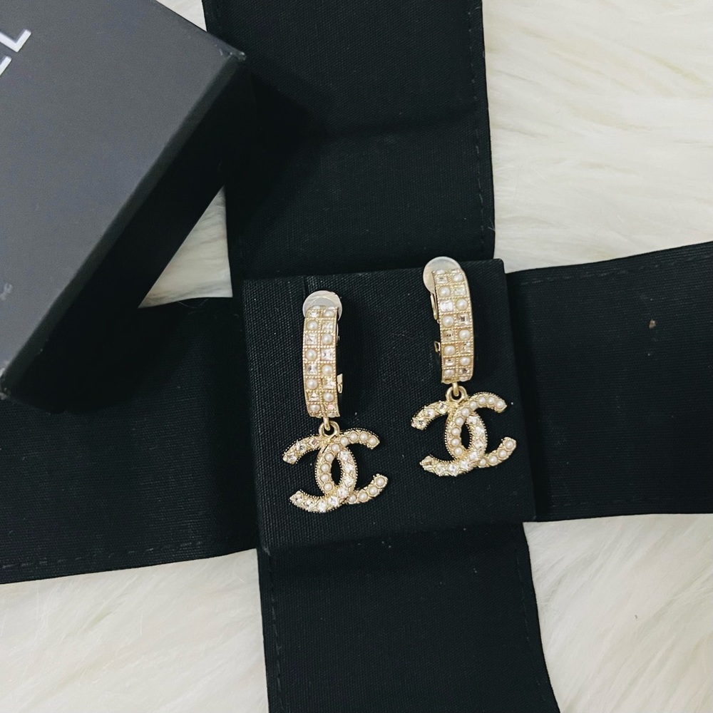 [SOLD] Chanel CC Crystal & Pearl Dangle Earings